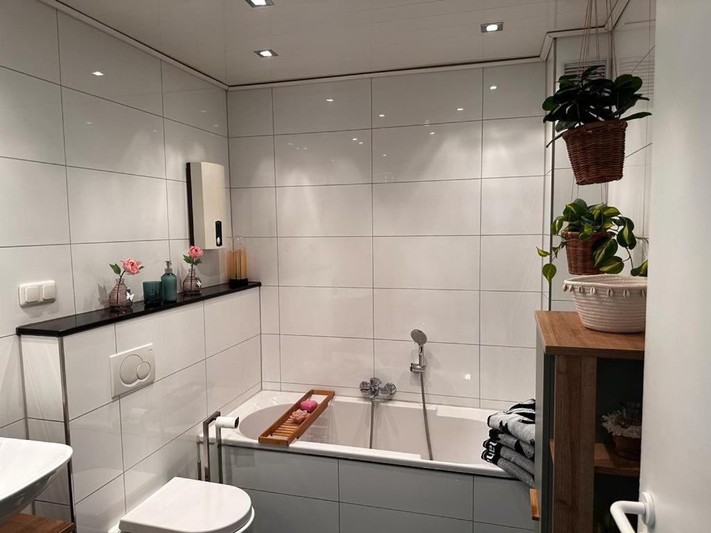 A&V Apartments Wunderschoene Rheinblick Wohnung Zum Entspannen Apt Ela Duisburg Buitenkant foto